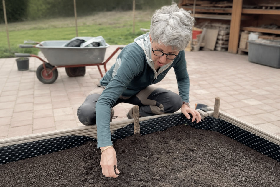 Sandra Hergert beim Anpflanzen